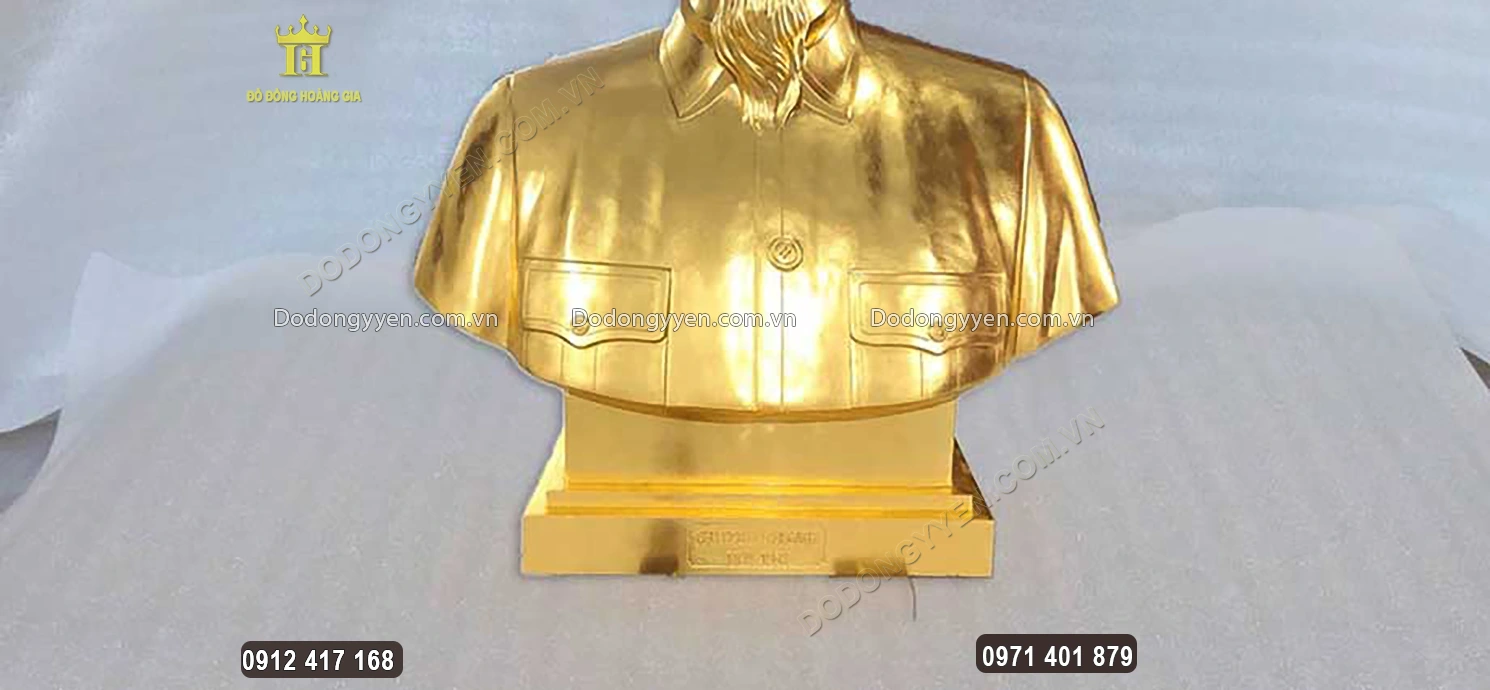 Phần ch&acirc;n đế của bức tượng
